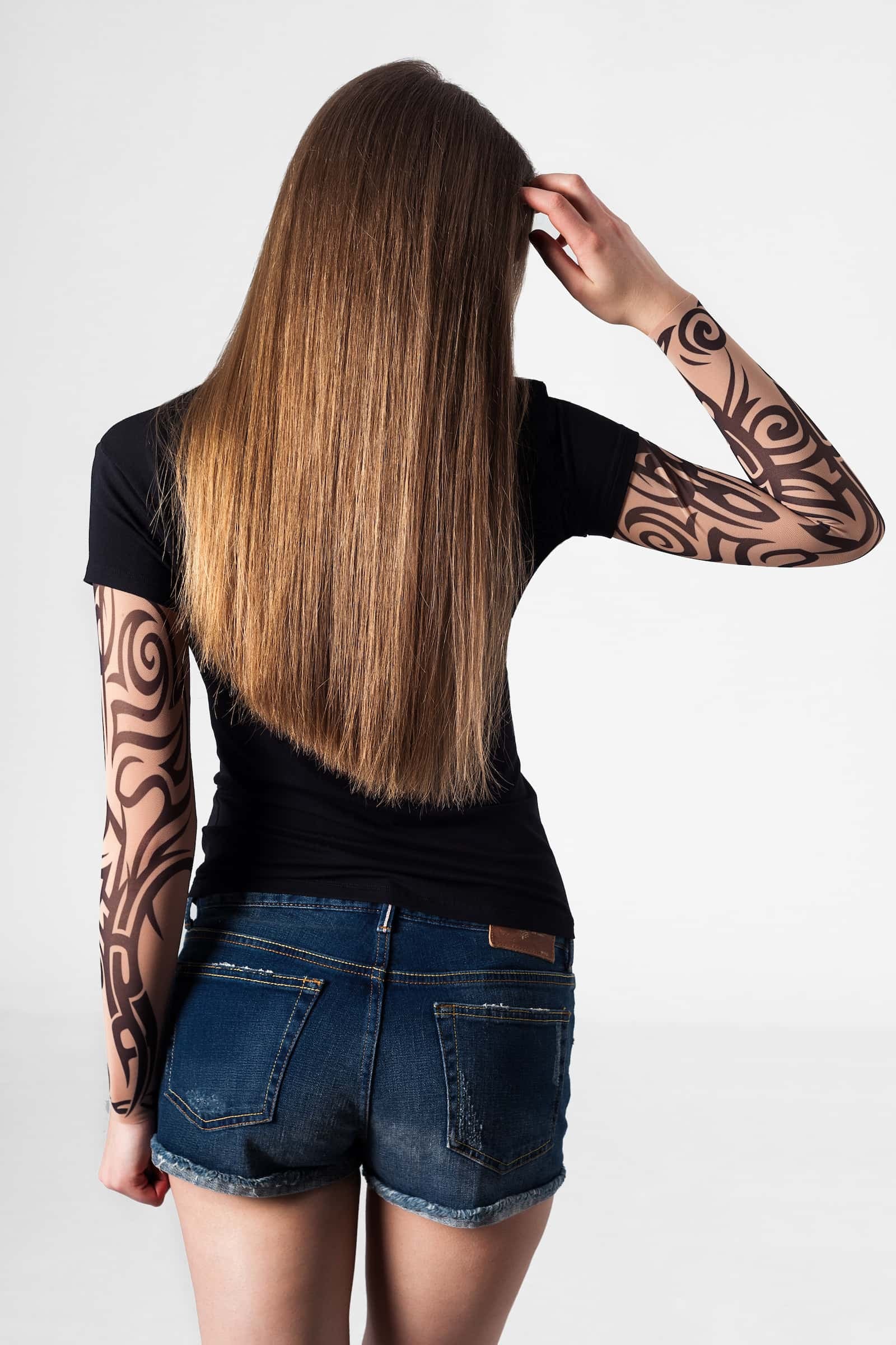 Damski t-shirt z tatuażem Tribal – mocny czarny wzór tribal, widok z tyłu