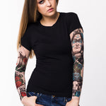 Damski t-shirt z tatuażem Wild Bulls – realistyczny motyw byków, twarzy, czerwonych i niebieskich róż na rękawach, widok z przodu, głowa modelki przechylona