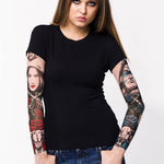 Damski t-shirt z tatuażem Wild Bulls – realistyczny motyw byków, twarzy, czerwonych i niebieskich róż na rękawach, widok z przodu, lewy łokieć lekko zgięty