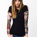 Damski t-shirt z tatuażem Wild Bulls – realistyczny motyw byków, twarzy, czerwonych i niebieskich róż na rękawach, widok z przodu