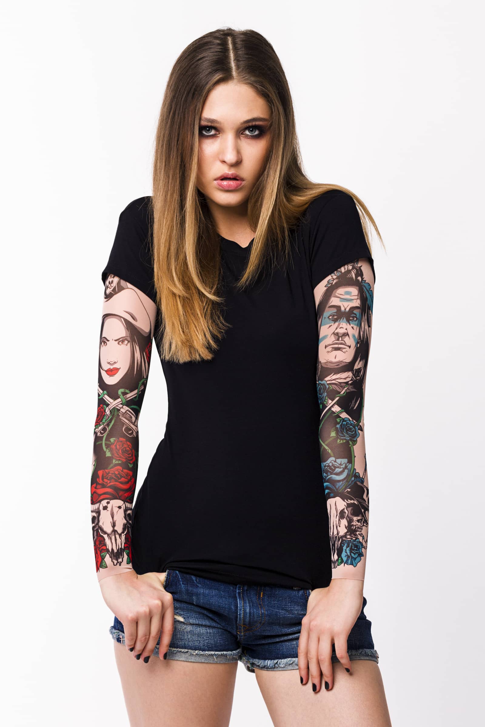 Damski t-shirt z tatuażem Wild Bulls – realistyczny motyw byków, twarzy, czerwonych i niebieskich róż na rękawach, widok z przodu