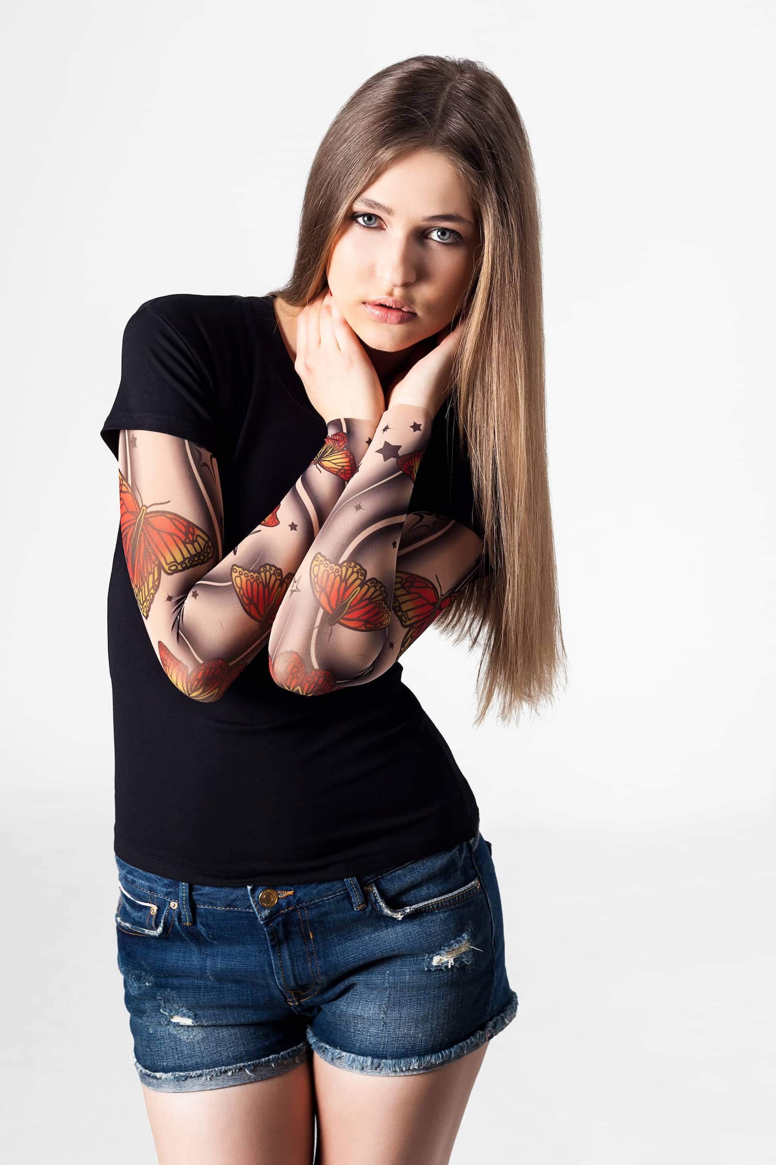 Damski t-shirt z tatuażem Blue Butterflies – delikatny motyw żółto-pomarańczowych motyli, widok z przodu