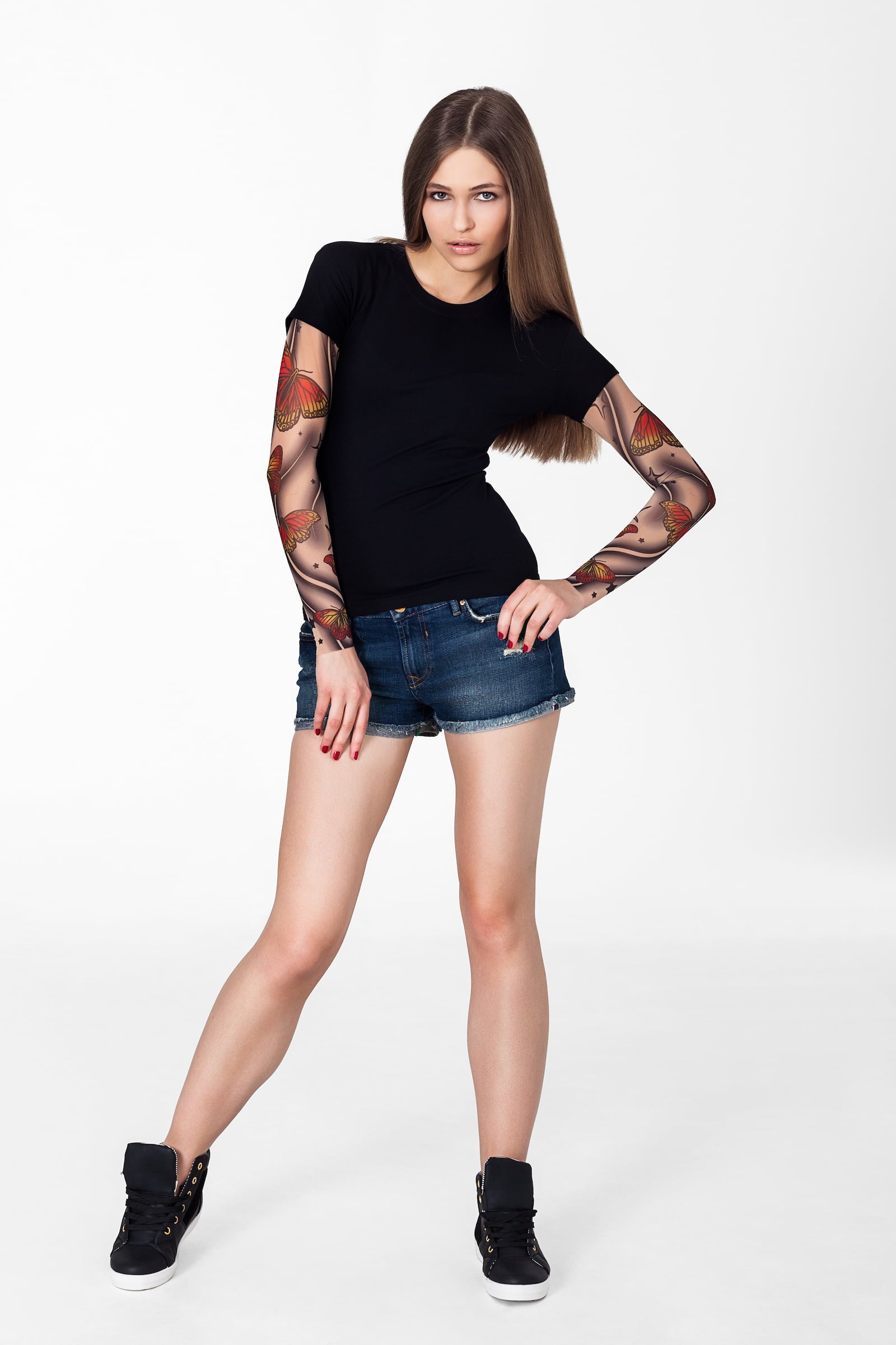 Damski t-shirt z tatuażem Blue Butterflies – delikatny motyw żółto-pomarańczowych motyli, widok z przodu, cała sylwetka