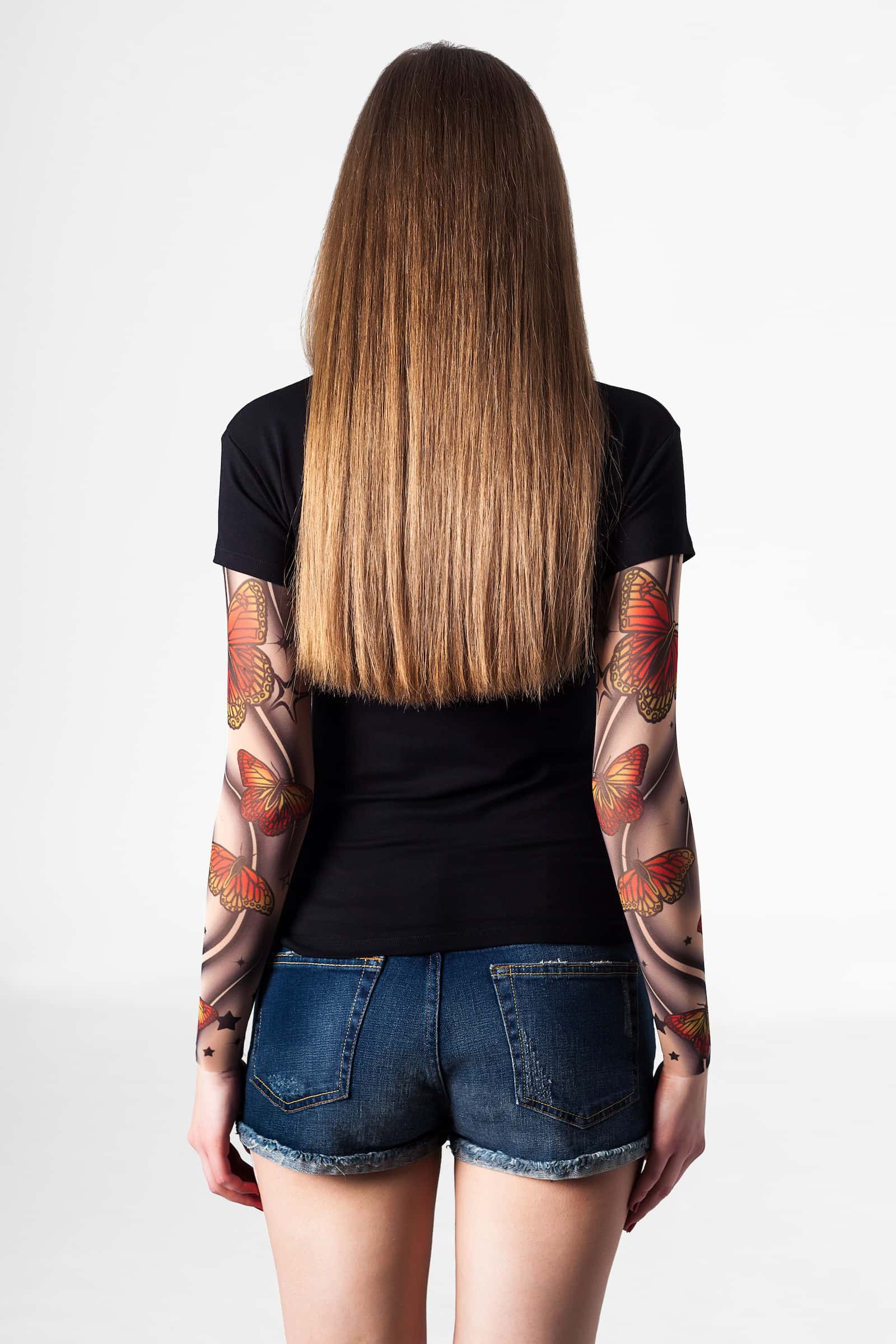 Damski t-shirt z tatuażem Blue Butterflies – delikatny motyw żółto-pomarańczowych motyli, widok z tyłu