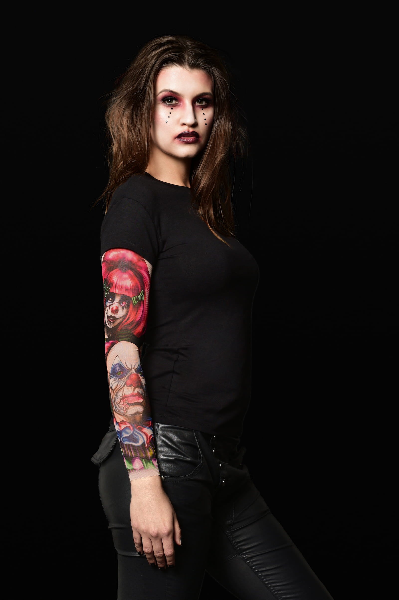 Damski T-shirt z tatuażem – mroczny, kolorowy motyw clownów zombie i marionetki wampirzycy, widok prawego rękawa