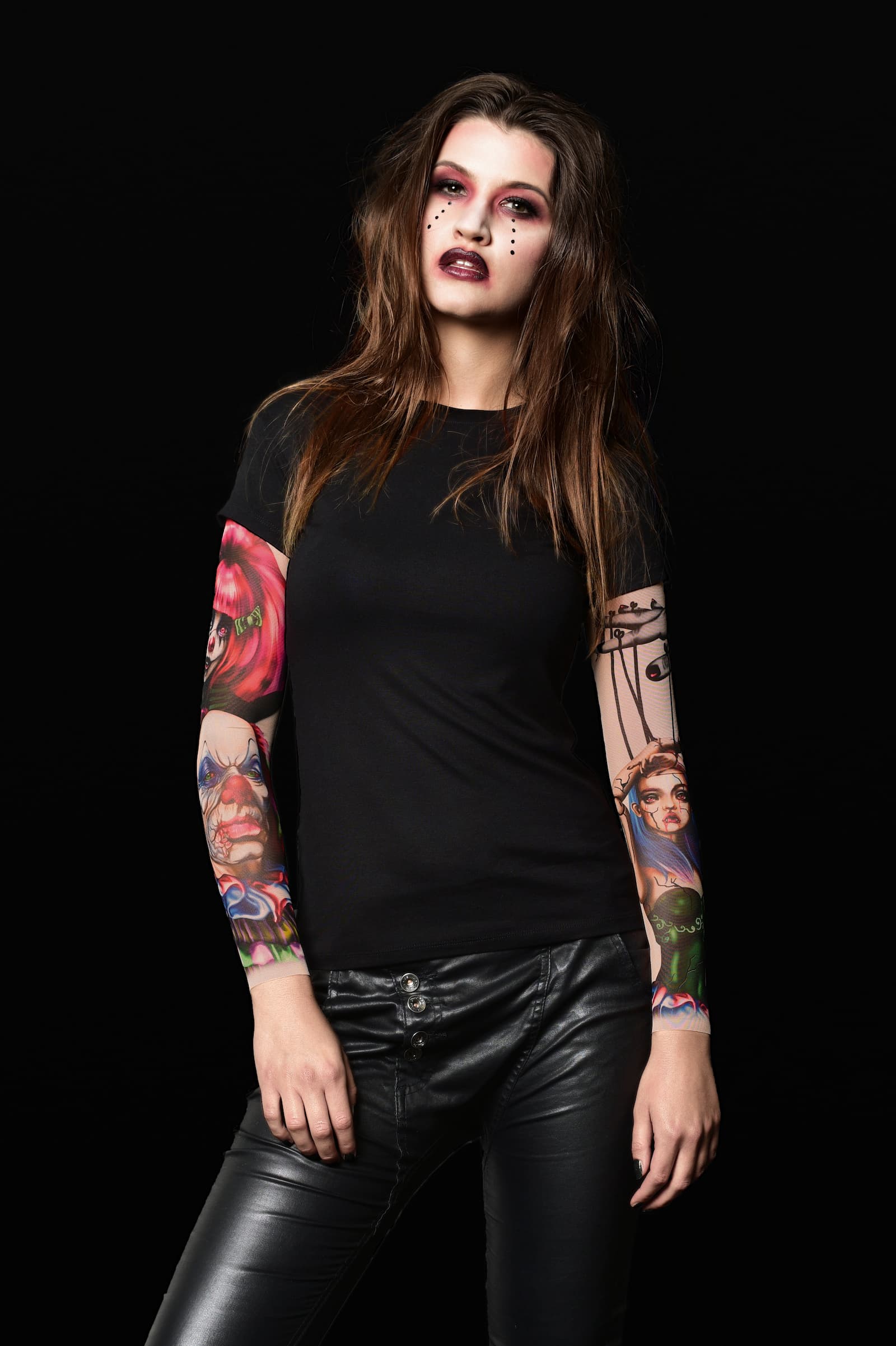 Damski T-shirt z tatuażem – mroczny, kolorowy motyw clownów zombie i marionetki wampirzycy, widok z przodu, głowa lekko przechylona
