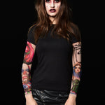 Damski T-shirt z tatuażem – mroczny, kolorowy motyw clownów zombie i marionetki wampirzycy, widok z przodu