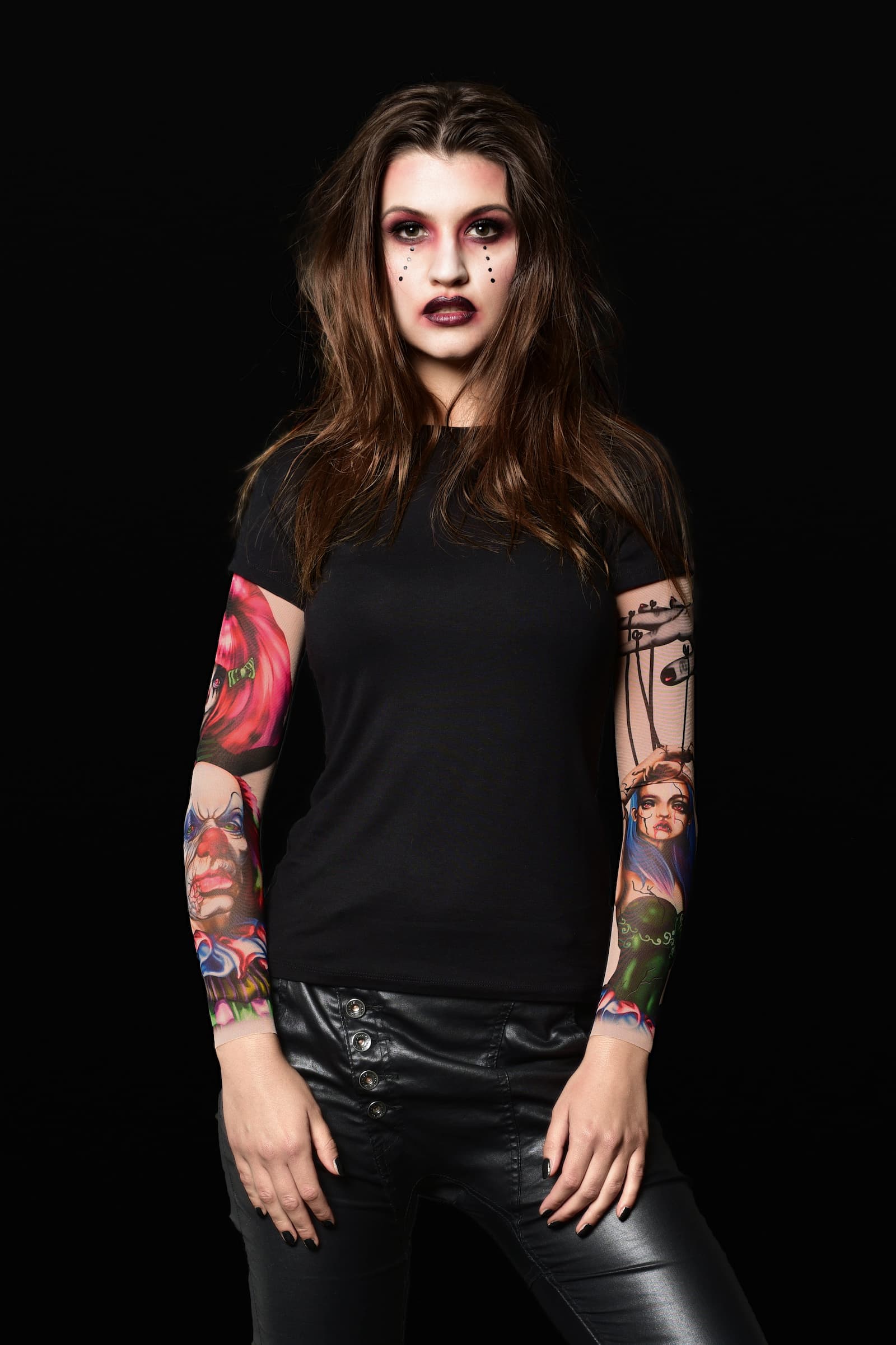Damski T-shirt z tatuażem – mroczny, kolorowy motyw clownów zombie i marionetki wampirzycy, widok z przodu