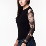 Damski tank top z tatuażem Into The Wild - z motywem sowy z żółtymi oczami, widok z lewego profilu