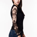 Damski tank top z tatuażem Into The Wild - z motywem wilka z żółtymi oczami, widok prawego profilu