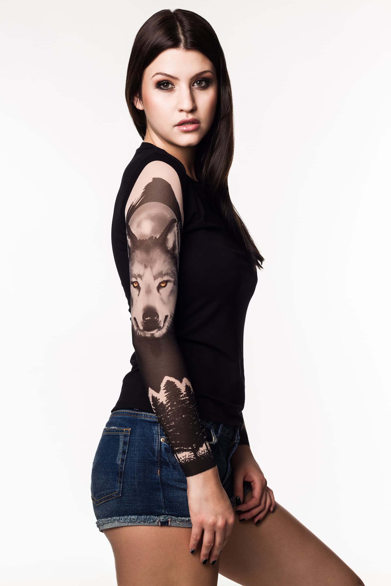 Damski tank top z tatuażem Into The Wild - z motywem wilka z żółtymi oczami, widok prawego profilu