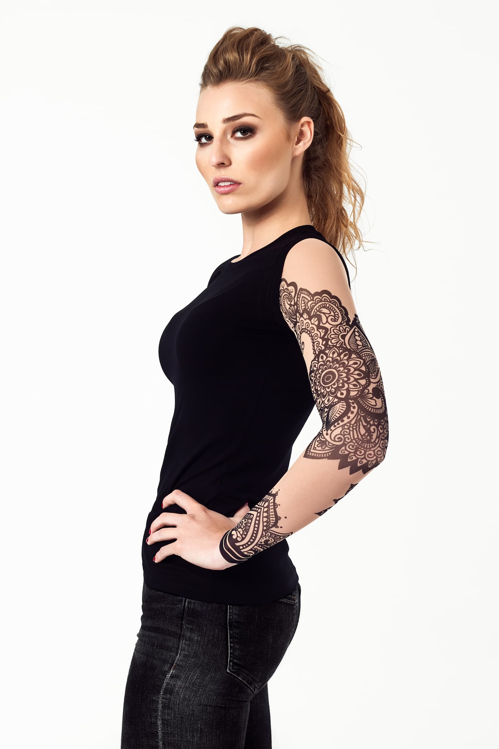 Damski tank top z tatuażem Mandala Ornaments – orientalny motyw z elementami mandali, widok z lewego profilu