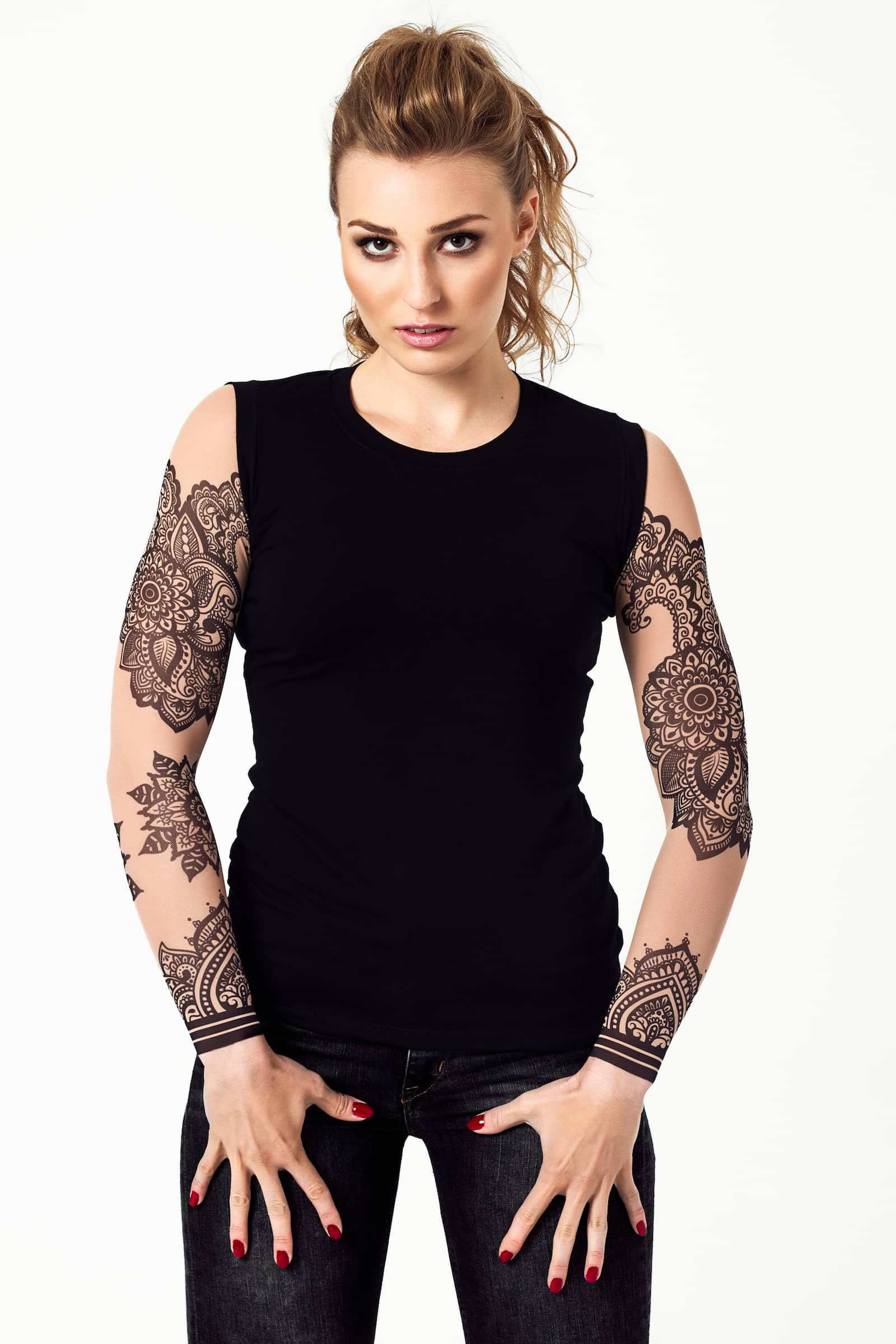 Damski tank top z tatuażem Mandala Ornaments – orientalny motyw z elementami mandali, widok z przodu