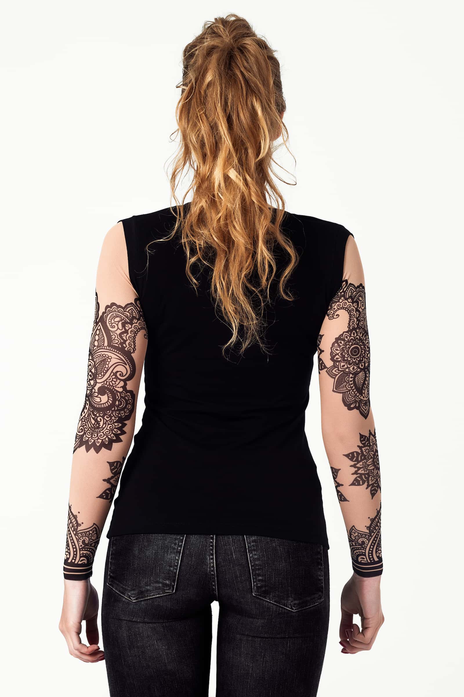 Damski tank top z tatuażem Mandala Ornaments – orientalny motyw z elementami mandali, widok z tyłu