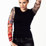 Damski tank top z tatuażem Puzzle Faces - motyw twarzy dziewczyny ułożonej z mozaikowych elementów, dynamiczna poza, widok z przodu 