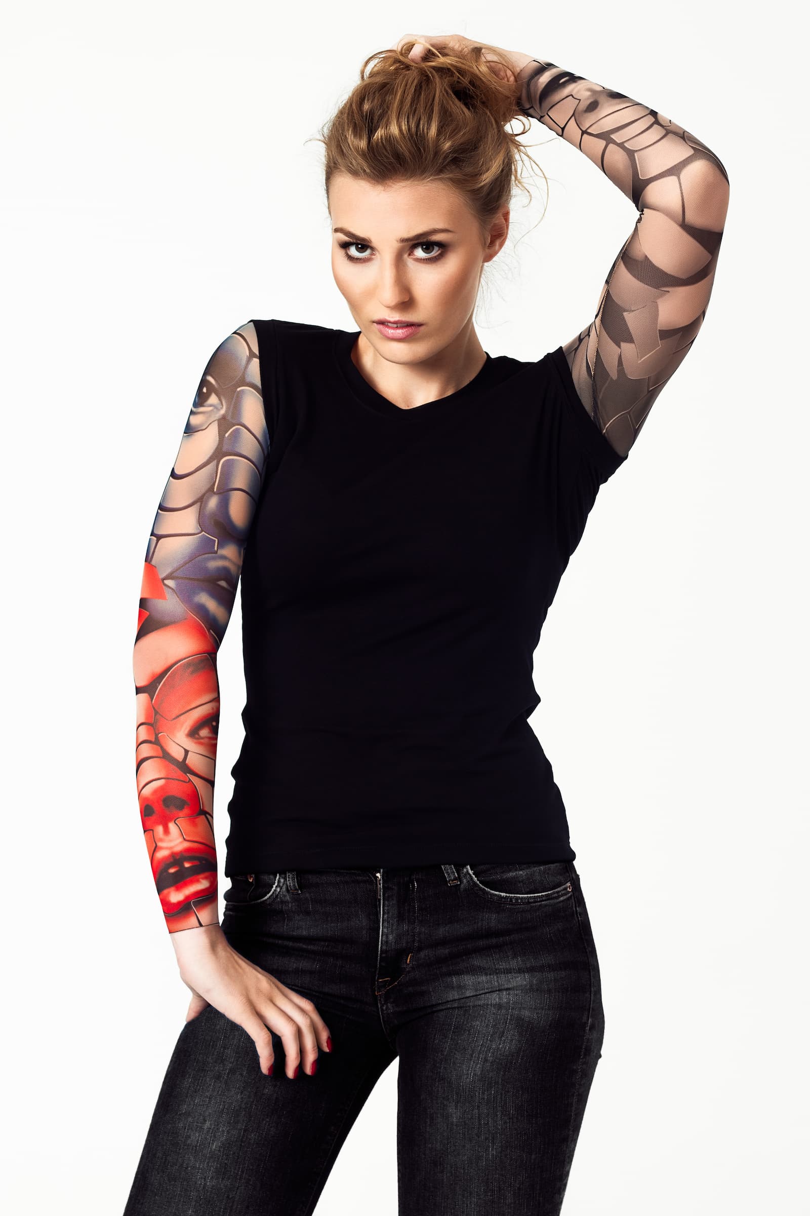 Damski tank top z tatuażem Puzzle Faces - motyw twarzy dziewczyny ułożonej z mozaikowych elementów, dynamiczna poza, widok z przodu 