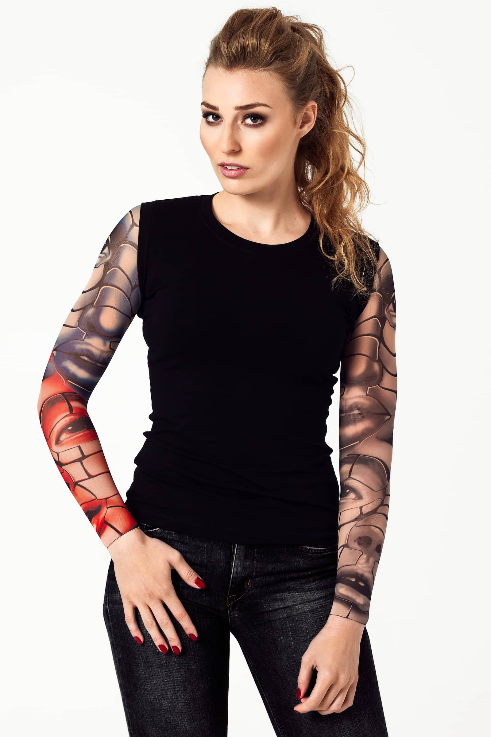 Damski tank top z tatuażem Puzzle Faces - motyw twarzy dziewczyny ułożonej z mozaikowych elementów, widok z przodu