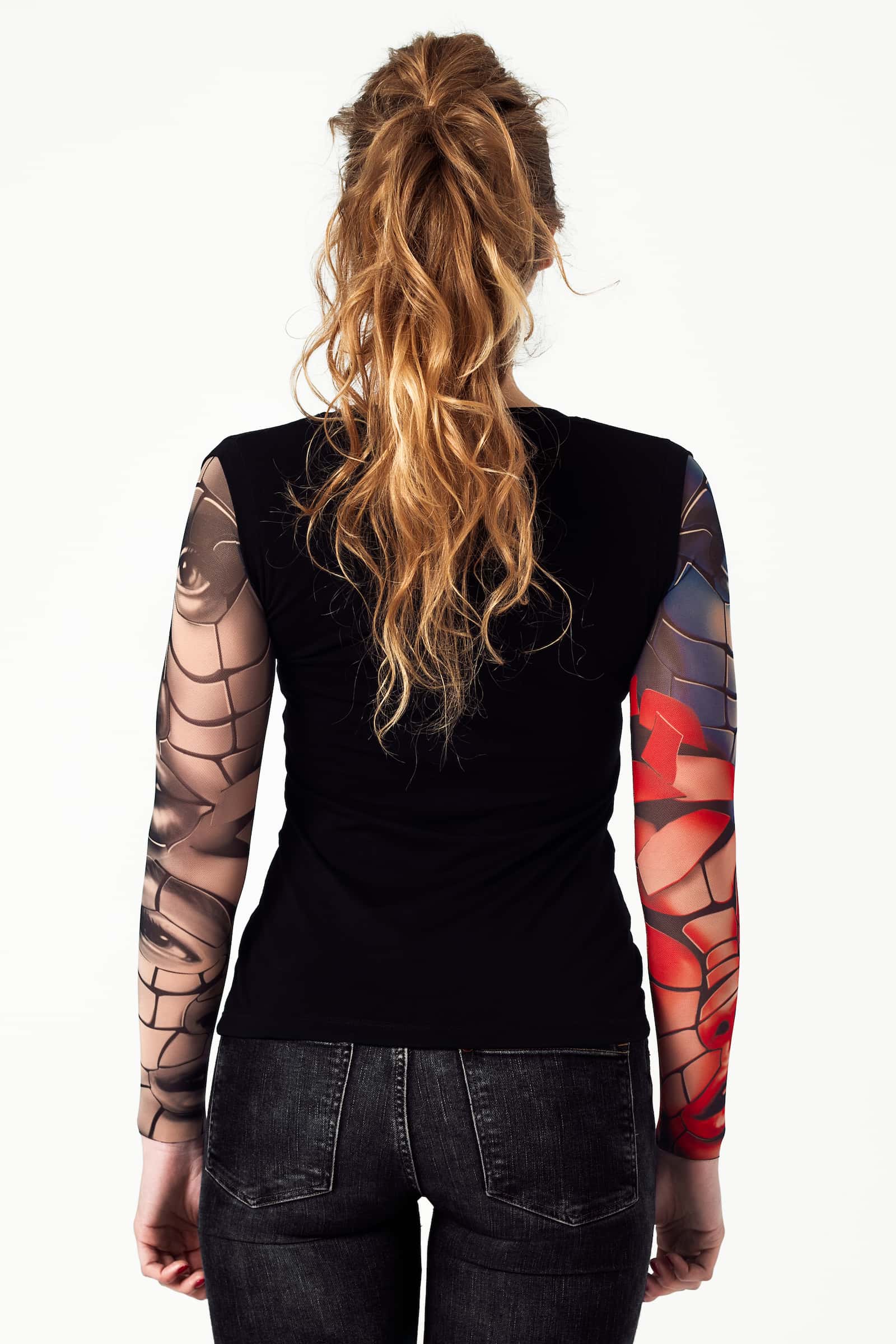 Damski tank top z tatuażem Puzzle Faces - motyw twarzy dziewczyny ułożonej z mozaikowych elementów, widok z tyłu