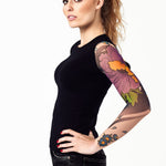 Damski tank top z tatuażem Violet Peony – motyw dużej fioletowej piwonii, widok z profilu