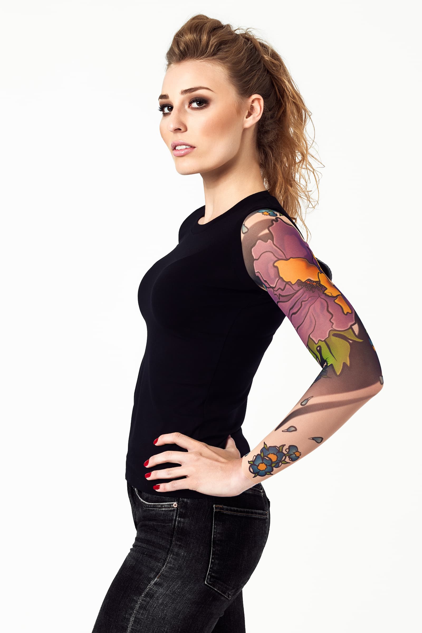 Damski tank top z tatuażem Violet Peony – motyw dużej fioletowej piwonii, widok z profilu