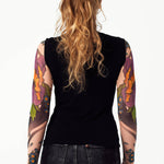 Damski tank top z tatuażem Violet Peony – motyw dużej fioletowej piwonii, widok z tyłu