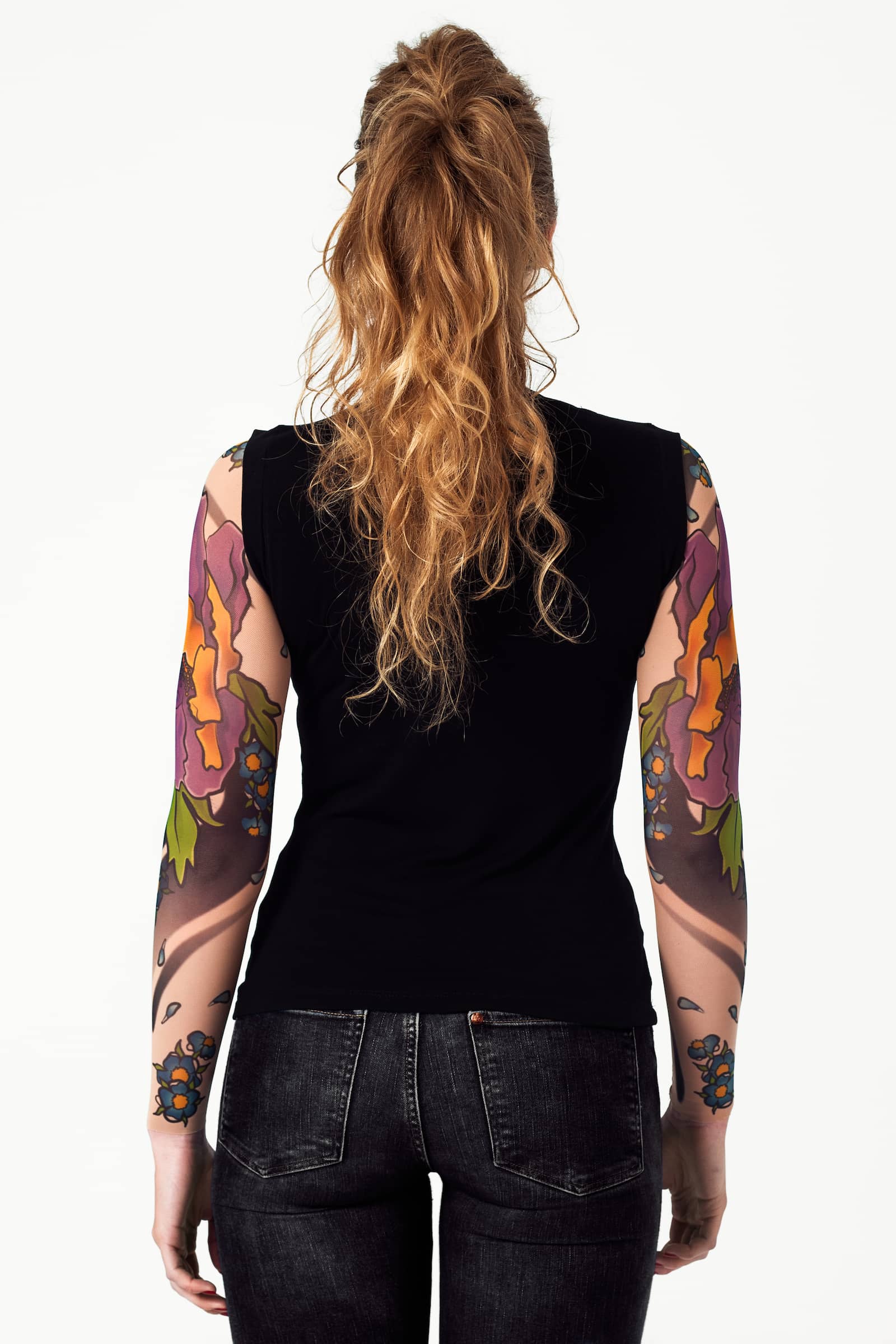 Damski tank top z tatuażem Violet Peony – motyw dużej fioletowej piwonii, widok z tyłu