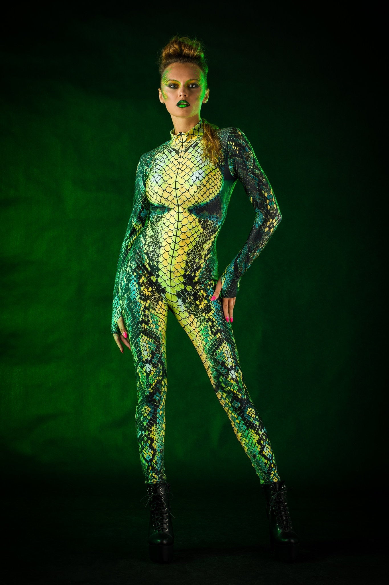 Green Snake Halloween costume for women, featuring a snake skin jumpsuit with tattoo effect on the back, ideal for Halloween parties or music festivals.