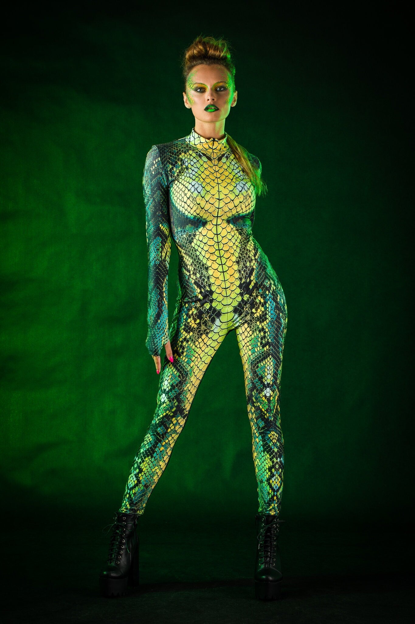 Green Snake Halloween costume for women, featuring a snake skin jumpsuit with tattoo effect on the back, ideal for Halloween parties or music festivals.