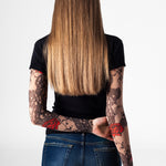 Damski T-shirt z tatuażem Roses & Flowers – motyw czerwonych róż i czarnych kwiatów, widok z tyłu