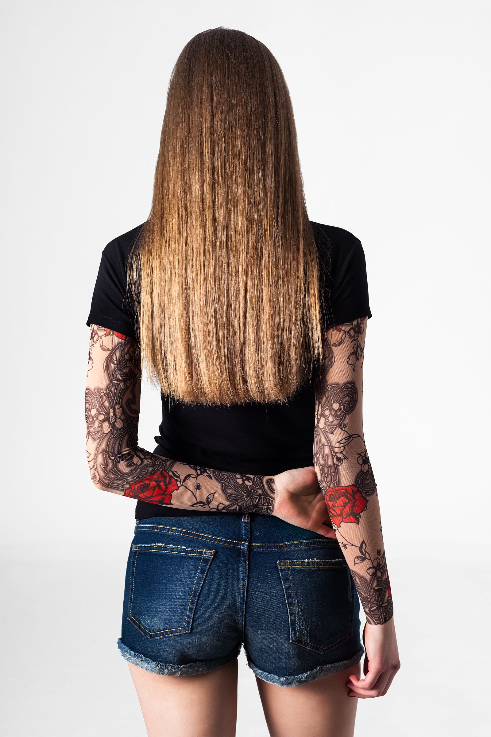 Damski T-shirt z tatuażem Roses & Flowers – motyw czerwonych róż i czarnych kwiatów, widok z tyłu