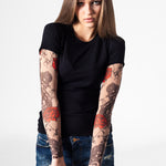 Damski t-shirt z tatuażem Roses & Flowers – motyw czerwonych róż i czarnych kwiatów, widok z przodu