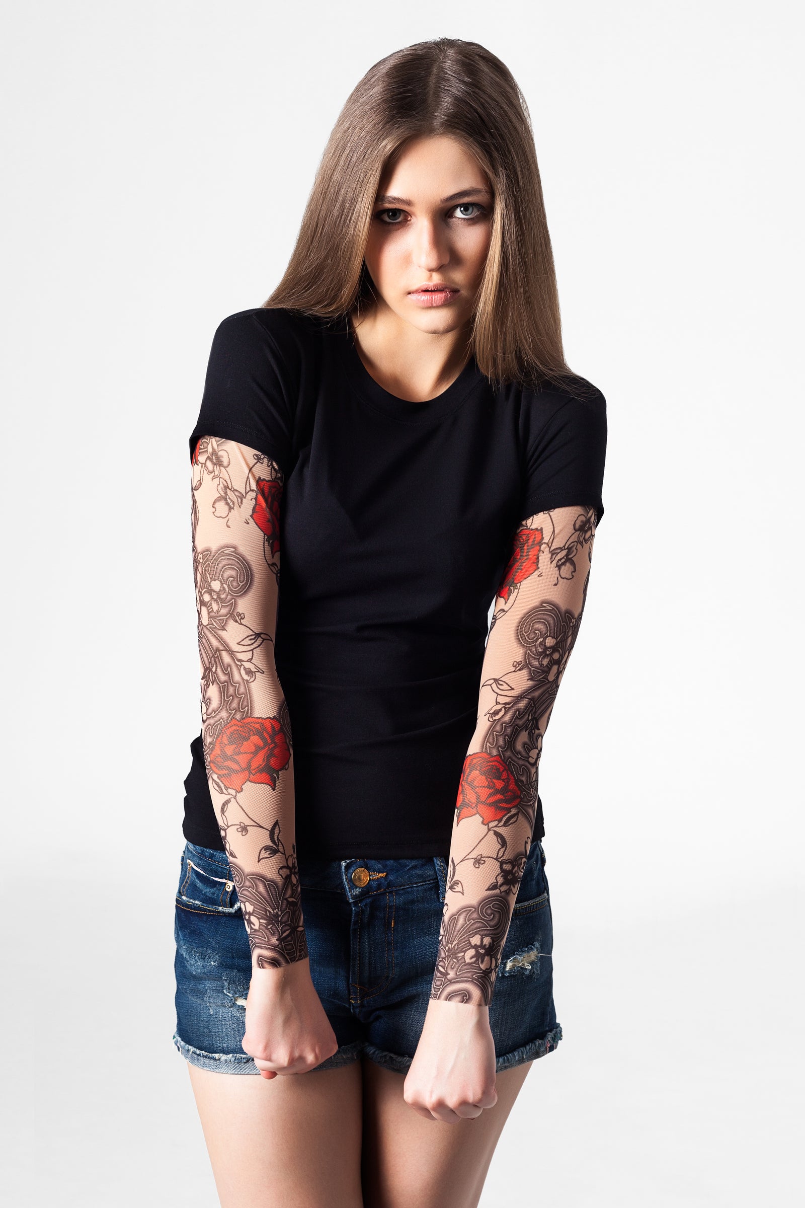 Damski t-shirt z tatuażem Roses & Flowers – motyw czerwonych róż i czarnych kwiatów, widok z przodu