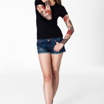 Damski T-shirt z tatuażem Roses & Flowers – motyw czerwonych róż i czarnych kwiatów, widok całej sylwetki z przodu