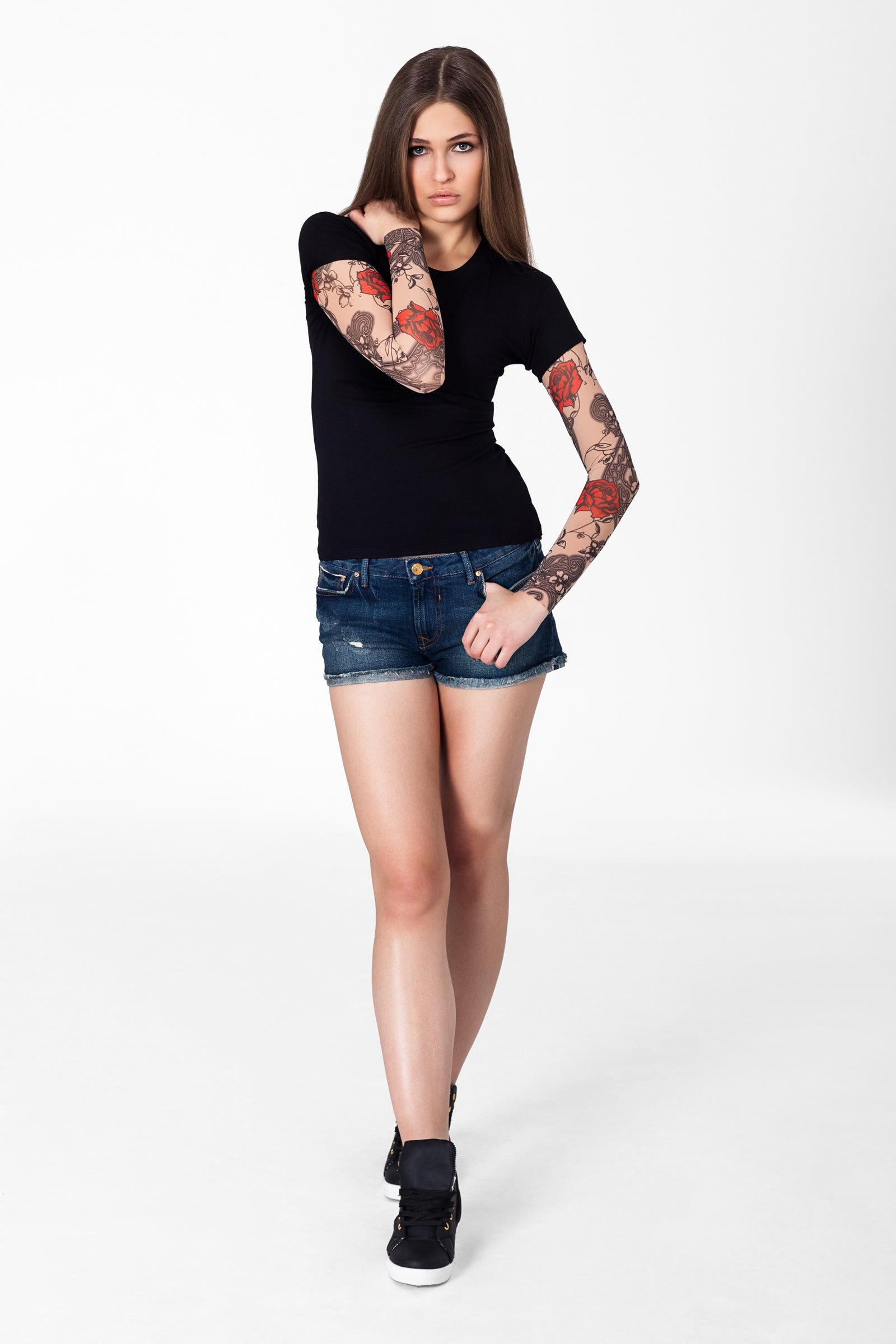 Damski T-shirt z tatuażem Roses & Flowers – motyw czerwonych róż i czarnych kwiatów, widok całej sylwetki z przodu