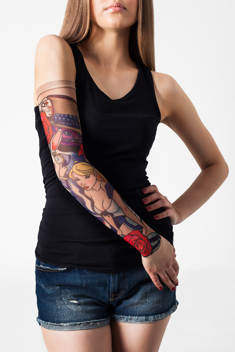 Rękaw z tatuażem dziewczyny w baśniowym stylu, kota z szerokim uśmiechem i królika – na damskiej ręce, widok z przodu