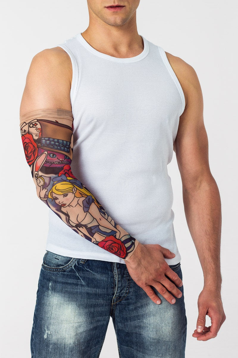 Rękaw z tatuażem dziewczyny w baśniowym stylu, kota z szerokim uśmiechem i królika – na męskiej ręce, widok z przodu