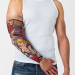 Rękaw z tatuażem dziewczyny w baśniowym stylu, kota z szerokim uśmiechem i królika – na męskiej ręce, widok z przodu