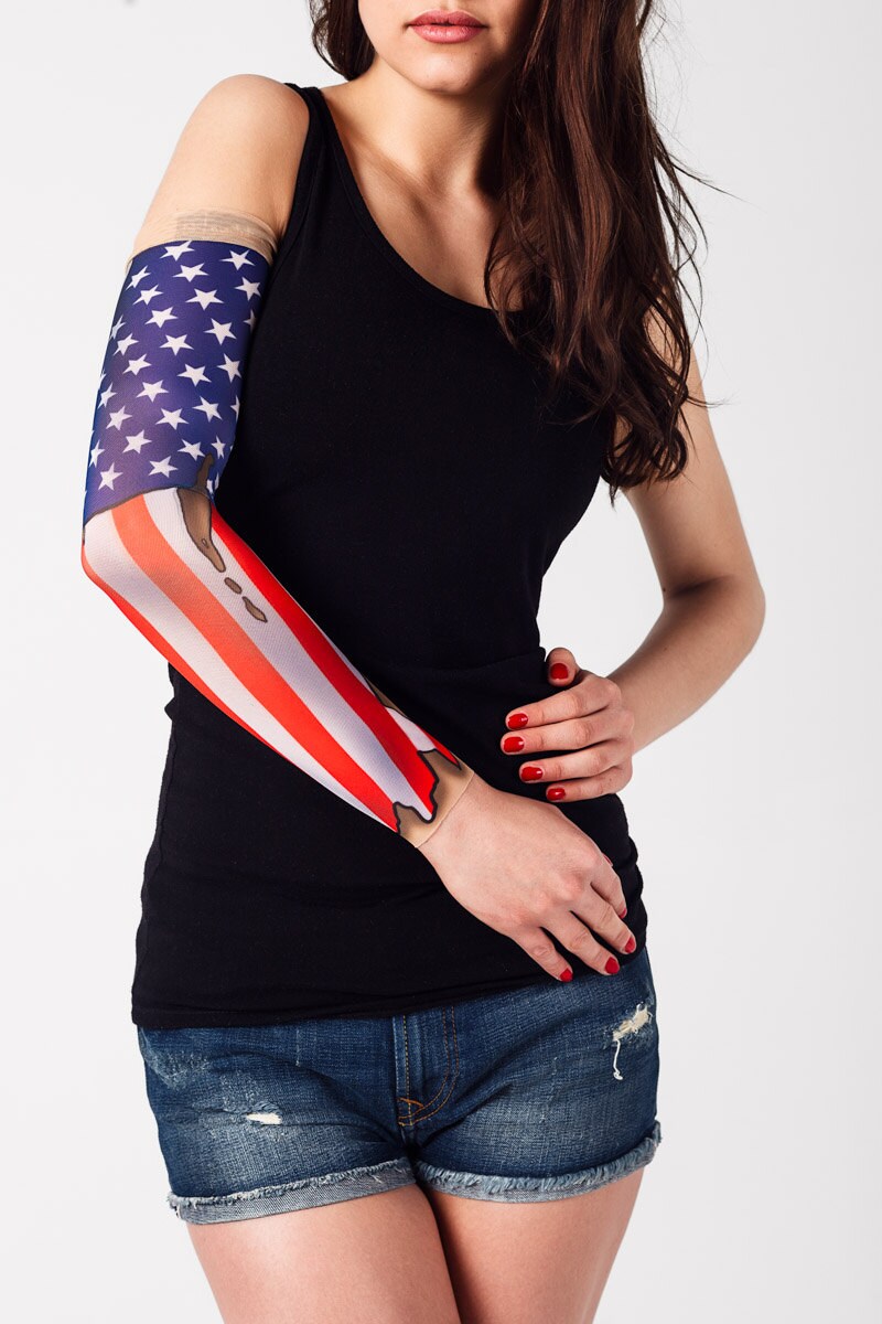 Rękaw z tatuażem amerykańskiej flagi – na damskiej ręce, widok z przodu