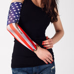 Rękaw z tatuażem amerykańskiej flagi – na damskiej ręce, widok z przodu