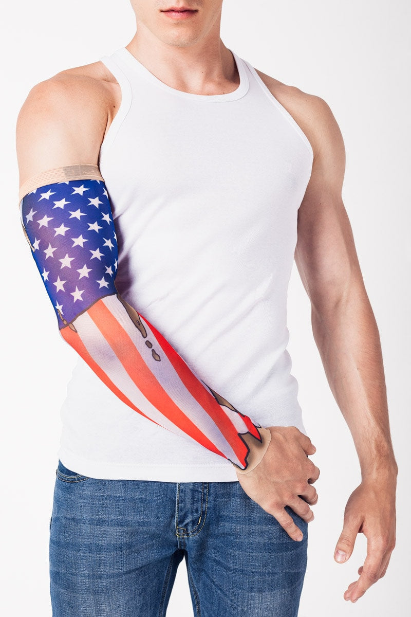 Rękaw z tatuażem amerykańskiej flagi – na męskiej ręce, widok z przodu