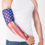 Rękaw z tatuażem amerykańskiej flagi – na męskiej ręce, widok z przodu