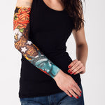 Rękaw z tatuażem amerykańskich symboli patriotycznych – orła i Statuy Wolności – na damskiej ręce, widok z przodu