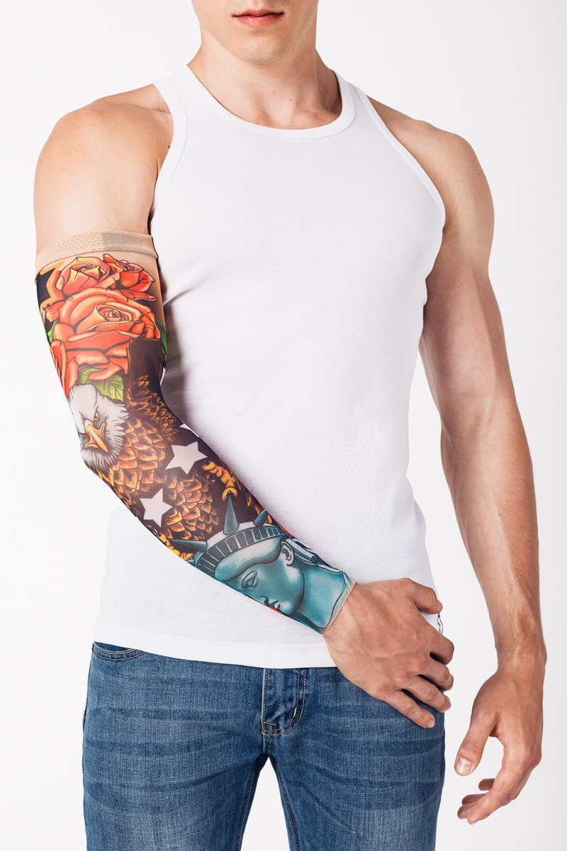 Rękaw z tatuażem amerykańskich symboli patriotycznych – orła i Statuy Wolności – na męskiej ręce, widok z przodu