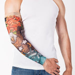 Rękaw z tatuażem amerykańskich symboli patriotycznych – orła i Statuy Wolności – na męskiej ręce, widok z przodu