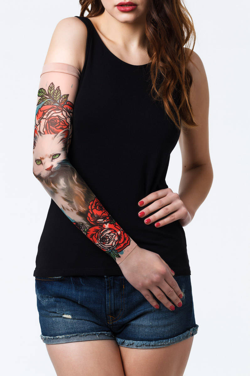 Rękaw z tatuażem kota i czerwonych róż na damskiej ręce – widok z przodu
