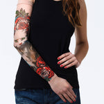 Rękaw z tatuażem kota i czerwonych róż na damskiej ręce – widok z przodu