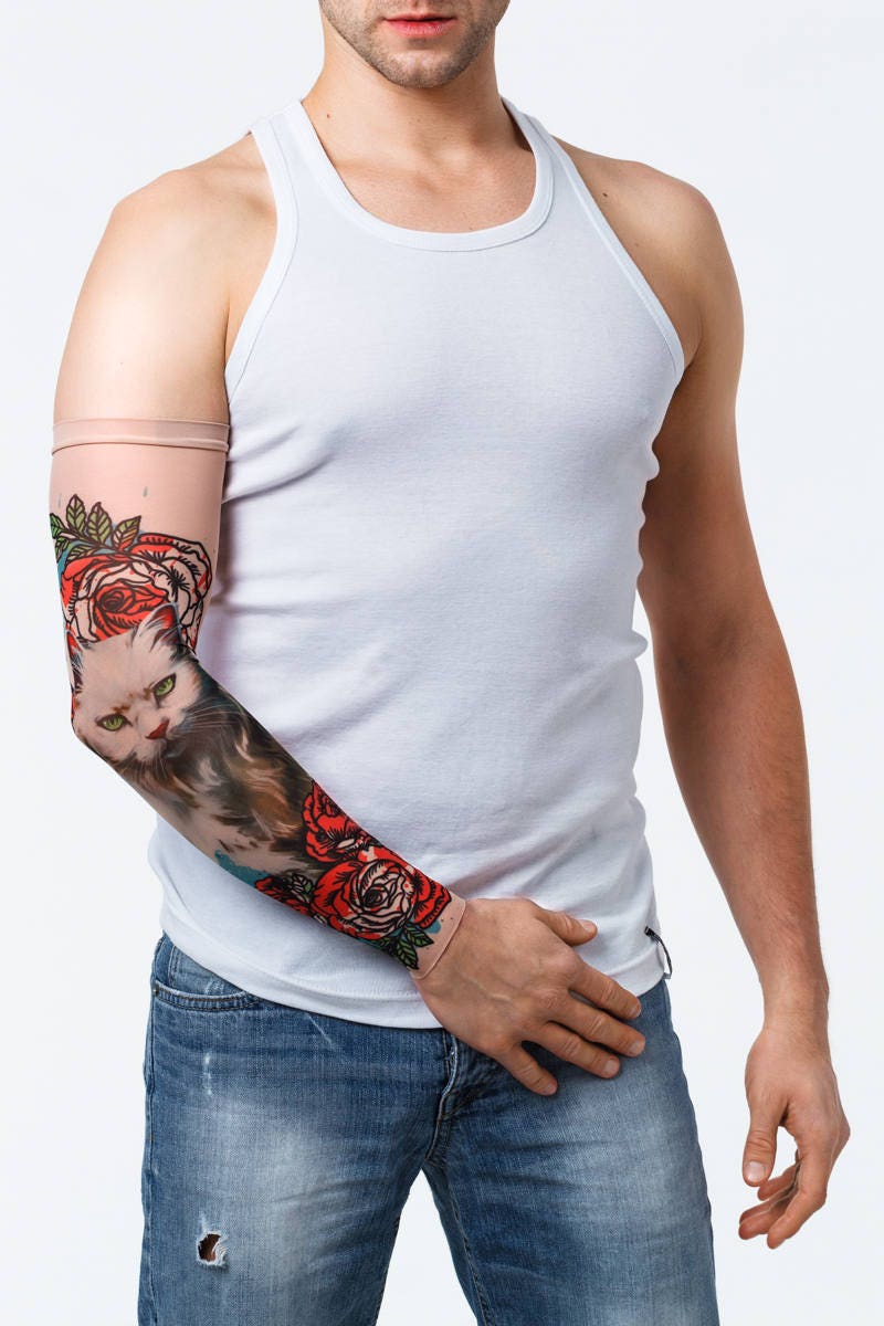 Rękaw z tatuażem kota i czerwonych róż na męskiej ręce – widok z przodu