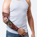 Rękaw z tatuażem kota i czerwonych róż na męskiej ręce – widok z przodu