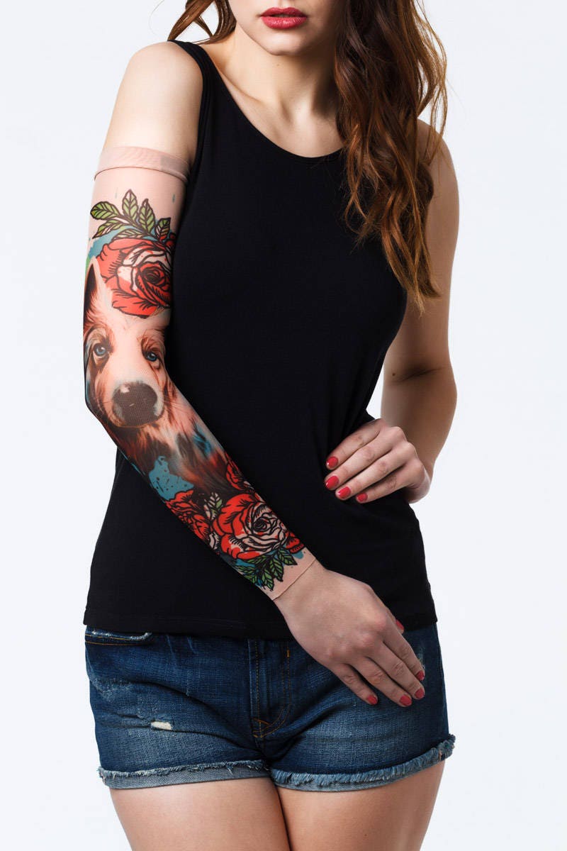 Rękaw z tatuażem psa i czerwonych róż na damskiej ręce – widok z przodu
