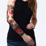 Rękaw z tatuażem psa i czerwonych róż na damskiej ręce – widok z przodu